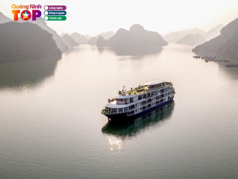 Du-thuyen-mon-cheri-cruise-quangninhtoplist