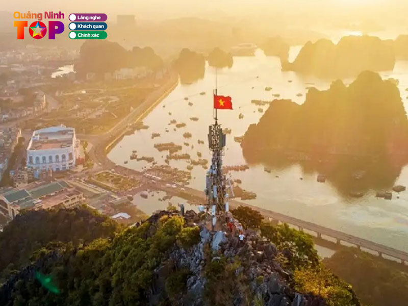 Ngam-nhin-la-co-do-sao-vang-tung-bay-giua-troi-quangninhtoplist